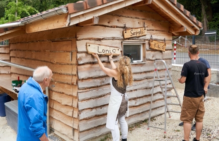 Die Behausung der Zwergziegen Seppli, Loni und Kiki wird beschriftet